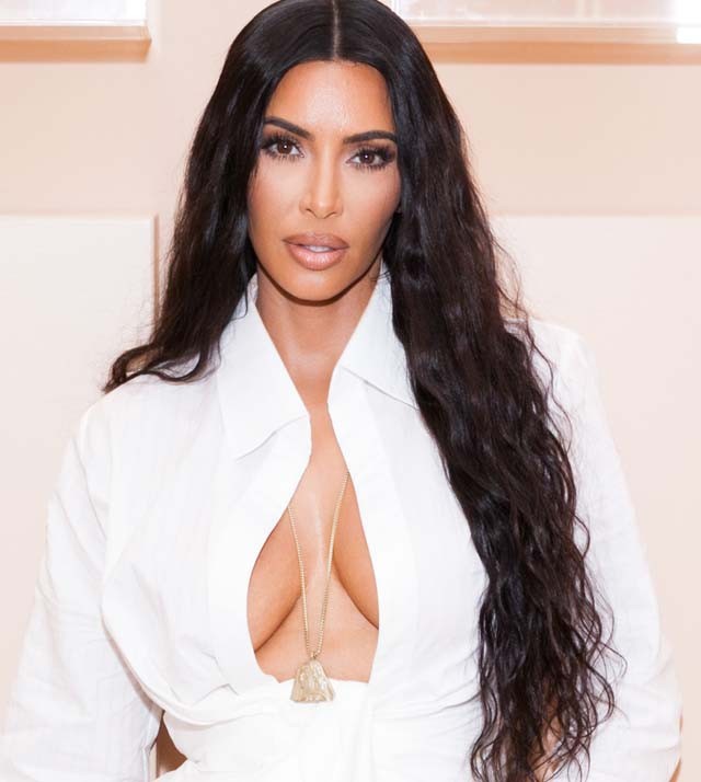 Kínos: Kim Kardashiannak 5 lábujj kevés volt, egy hatodikat is varázsoltak neki