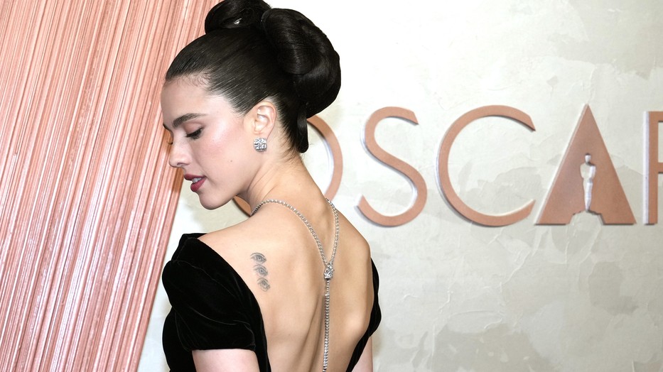 Többek között Margaret Qualley, A szer színésznője is magán viselt egy nagyon finom, saját filmjére való utalást