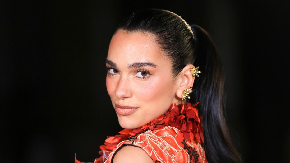 Dua Lipa rendkívül stílusosan érkezett a Chanel bemutatóra