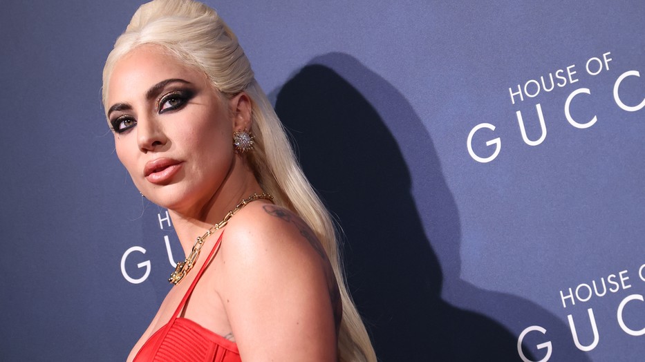 Lady Gaga felrobbantotta a vörös szőnyeget ebben a ruhában A Gucci-ház premierjén