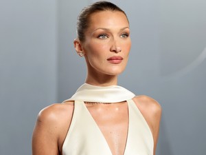 Bella Hadid nem sokat bízott a képzeletre, csupán flitterek takarják a modell testét friss fotóin