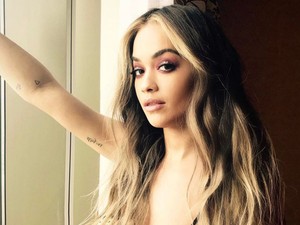 És megint! Rita Ora melltartó nélkül, az utcán mutogatta a cicijeit