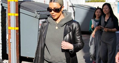 Kim Kardashian a világ legérthetetlenebb szettjét viseli és mégis jól áll neki