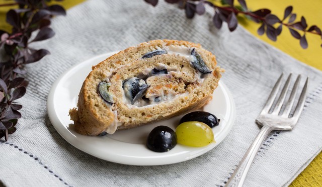 Különleges csemege: répás-diós tekercs szőlővel