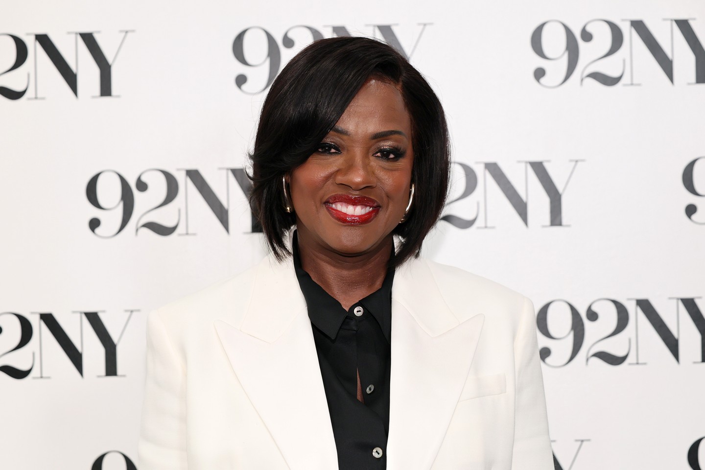 Viola Davis bebizonyította, hogy a fokozatos (hátul rövidebb, elöl hosszabbodó) bob egy örök klasszikus, ami soha nem megy ki a divatból. Ez a vágás gyönyörűen kiemeli a nyakat és az állkapocs vonalát, miközben dús hatást kelt a fejtetőn. Tipp: Ennél a frizuránál a lényeg a fejtető volumenén van. Beszárításkor alaposan emeld meg a hajtöveket körkefével, majd az elkészült, beszárított frizurát rögzítsd egy közepes erősségű hajlakkal, hogy egész nap megtartsa a formáját.