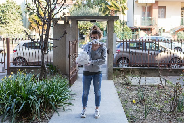 Exkluzív fotósorozat: így élik meg a futárok a vészhelyzetet