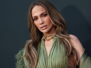 Jennifer Lopez aprócska szettje nem sokat hagy a képzeletre, tangás body-ban állt színpadra