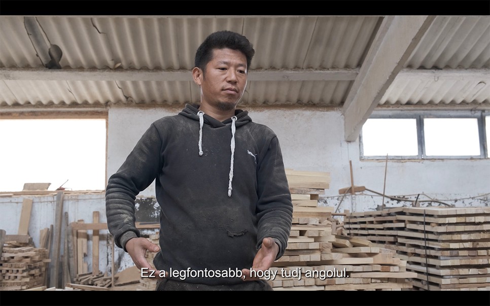 Fabricius Anna Itt a munka, hol az otthon? (2024) 3 csatornás videó - videostill