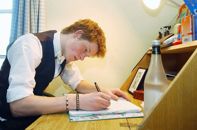 Harry herceg az íróasztalánál