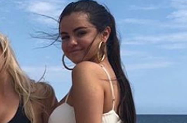 Selena Gomez fenékvillantós fürdőrucis fotókon mutatta meg, hogy majd kicsattan a boldogságtól