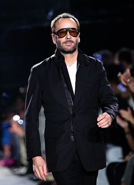 Tom Ford! Tom Ford tervező kreációiban rendszeresen sétálnak hírességek a a Met-gála szőnyegén. Sőt, még tiszteletbeli elnöke is volt a rendezvénynek, de már nem szereti annyira, mint régen. Ennek az az oka, hogy szerinte a korábban méltán jeles, high fashiont ünneplő esemény egy jelmezbálba torkollott – mondta ezt úgy, hogy 2022-ben visszatért az eseményre, mint tiszteletbeli társelnök.