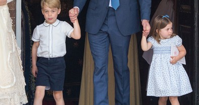 Minden pénzt megér, ahogy György herceg és Sarolta hercegnő az érsek ruháját kémlelik!