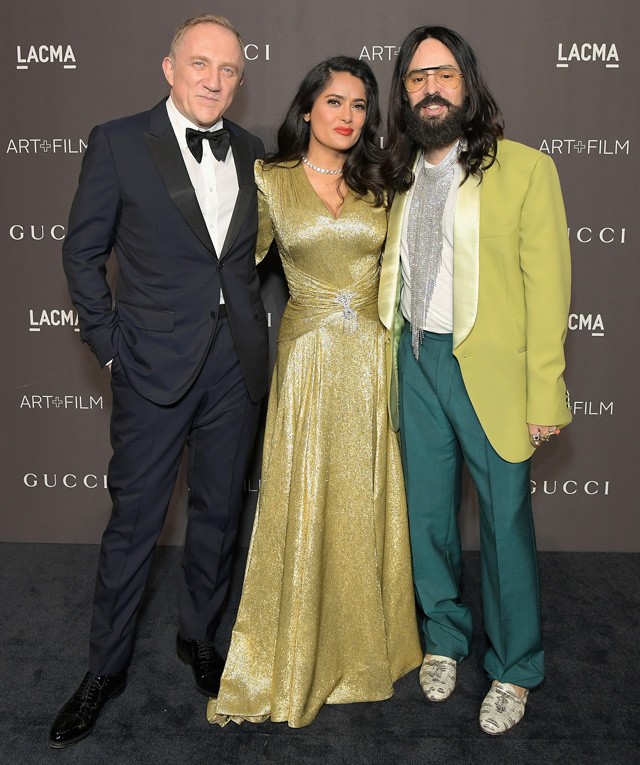 Salma Hayek férje, és a Gucci kreatív igazgatójának oldalán