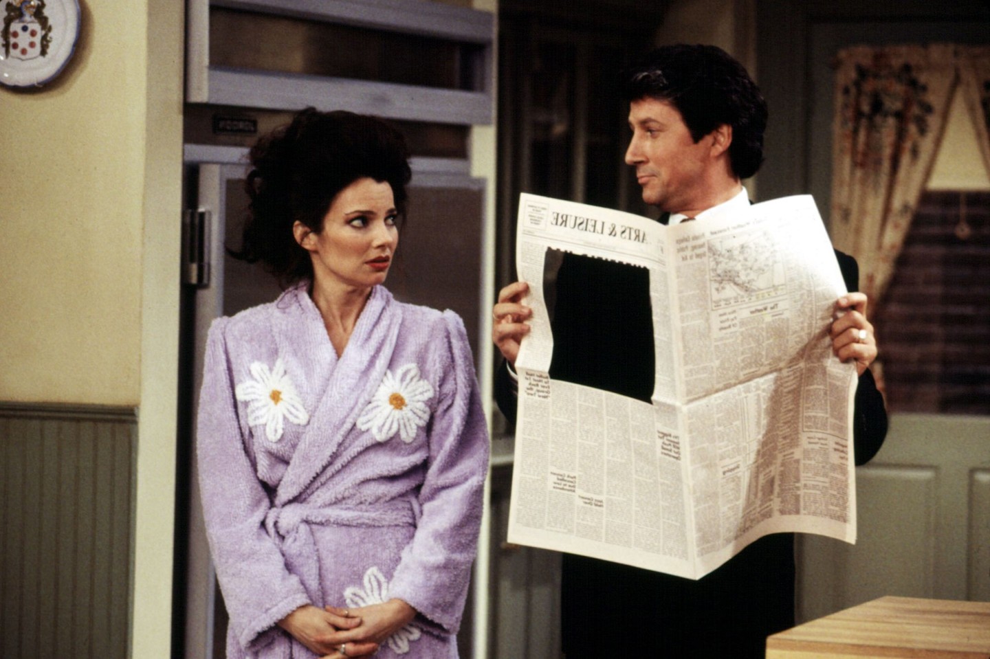 A dadus - A 90-es évek New Yorkjának egyik legmeghatározóbb korlenyomata Fran Drescher utánozhatatlan hangjával és akcentusával ez a rendkívül vicces sorozat, amit az Amazon Prime-on tudsz követni. A queensi kozmetikai termékeket árusító, igencsak talpraesett Fran egyik pillanatról a másikra elvállalja egy broadwayi producer 3 gyermekének a nevelését, ami élete legrosszabb döntésének bizonyul - vagy mégsem?