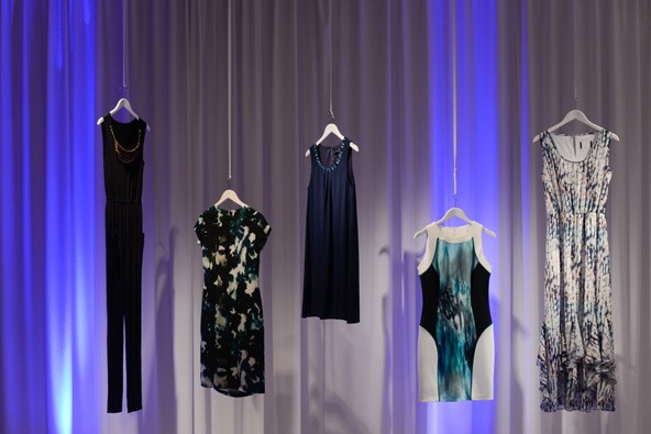 Jönnek a maxiruhák és a panelekből álló, alakformáló darabok! A plus size holmik is ugyanazokat a trendeket hozzák el neked, amit az átlagos méretű darabok!