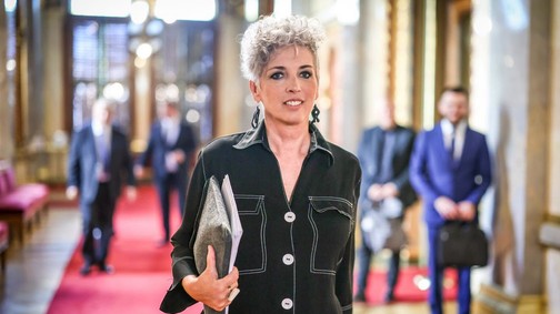 Ő a magyar parlament egyik legstílusosabb nője, Bódis Kriszta ruháit a hibái ellenére is imádják a szakértők