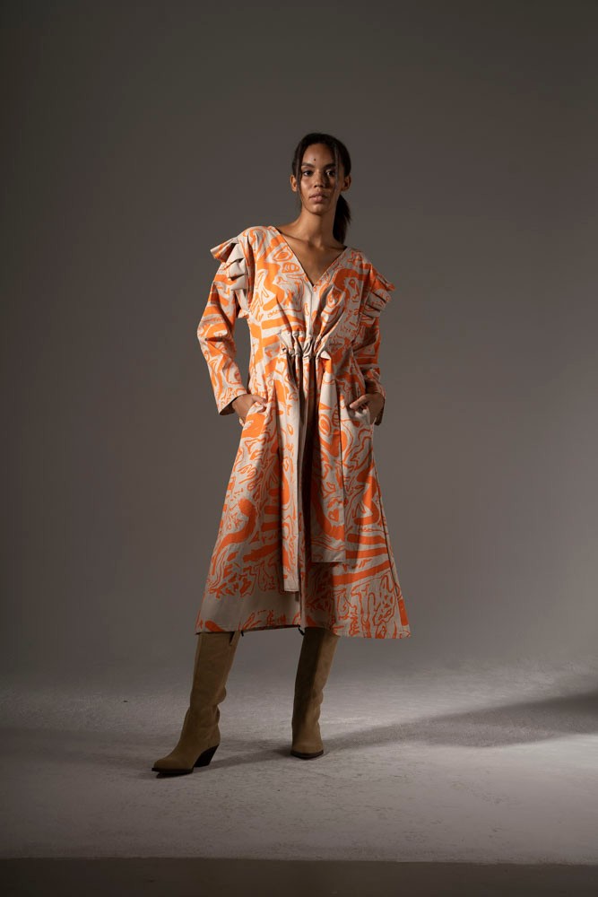 Az indiánnyár kedvenc ruhájának tervezi a Printa ezt a vidám, ökotudatosan készített hosszú ruhát. Próbáld fel, egy sportcipővel, kardigánnal istenien fest majd rajtad!