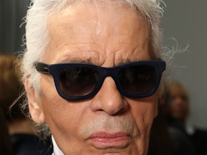 Karl Lagerfeld Angela Merkelnek ad divattippeket