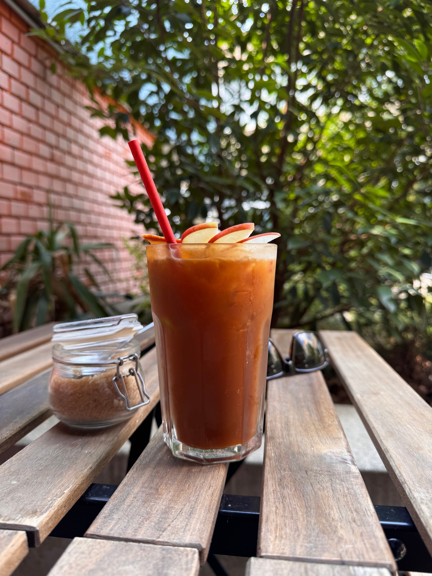 Nyáron próbálok kevesebb kávét fogyasztani, a nagy melegben a délutáni kávéról már le is mondok - kivéve, ha jéggel érkezik. A klasszikus, tejes, fagyis változat mellett a másik nagy kedvencem az eszpresszó tonik, amit ráadásul nyugodt szívvel iszom, hiszen az üdítő kesernyés ízéért felelős kinin bizonyítottan egészséges. Cukormentes, prémium tonikkal készült a pécsi kávézóban, így nem veszett el a kávé íze sem. Frissít, hűsít, kiváló szomjoltó és segít éberen tartani egy késő délutáni meetingen még a legnagyobb kánikulában is. Az ára kicsit borsos, 1750 Ft, de abszolút megérte. 