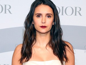 Nina Dobrev igazi balerina volt a vörös szőnyegen, csodálkoztunk, hogy nem perdült táncra