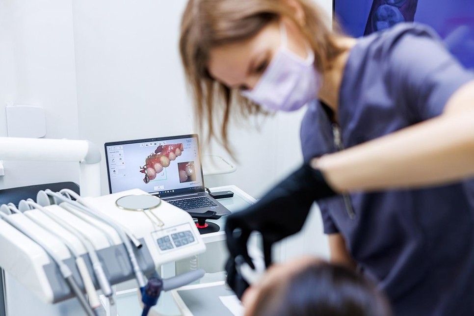 A korszerű készülékek és a precíz, digitális tervezés lehetővé teszik, hogy megfelelő indikáció esetén akár 10–12 hónap alatt is tartós és stabil eredmény érhető el. Fotó: artdent.hu