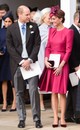 Eugénia hercegnő és Jack Brooksbank nagy napjára egy málnaszínű McQueen ruhában és hozzá illő Philip Treacy kalapban érkezett. (2018)