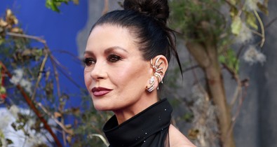 Az 55 éves Catherine Zeta-Jones meztelenruhája nem sokat bízott a képzeletre, övé volt az Emmy-gála egyik legbátrabb ruhája