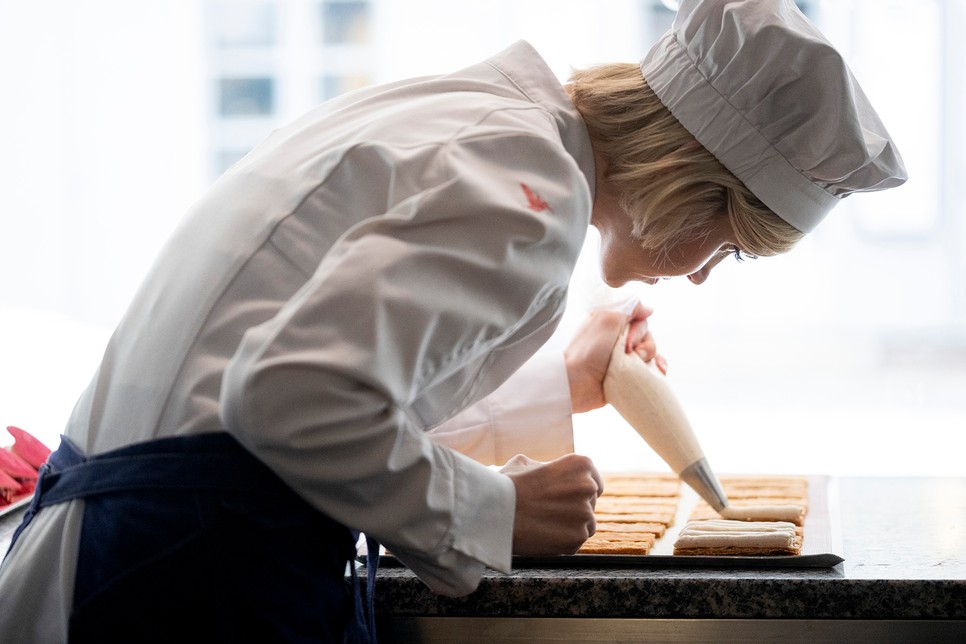 A Chez Dodo mille-feuille desszertje karamell és vanília ízvilággal, házi készítésű roppanós lapokkal, selymes vaníliakrémmel és vaníliás sós karamellel