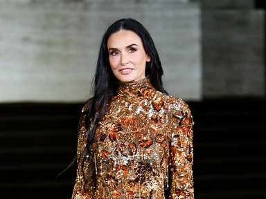 Demi Moore arany Gucci kreációjában királynőként tündököl, óriási feltűnést keltett