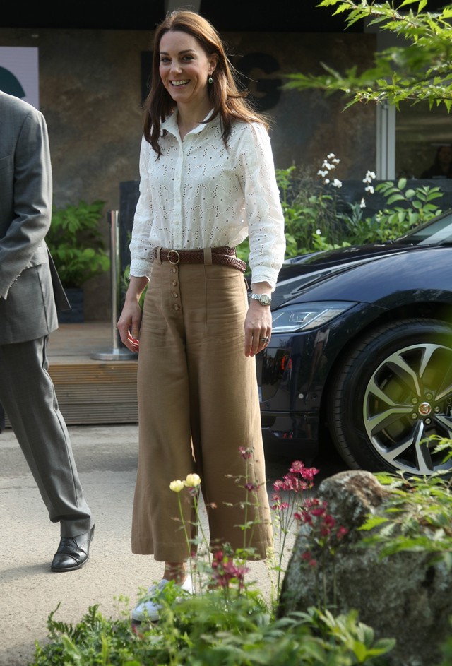 Kate Middleton szafari stílusú szettben