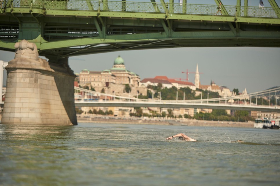A résztvevők Budapest ikonikus hídjai alatt úszhatnak át a Dunán