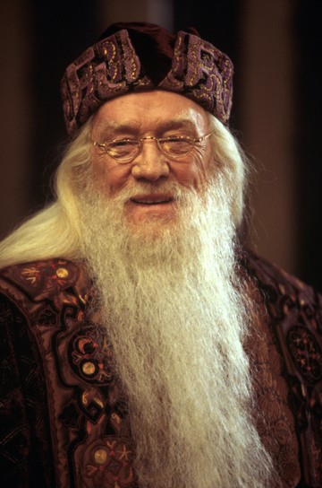 Richard Harris – Dumbledore (1–2. film). Az ír színész hihetetlen profizmussal formálta meg Dumbledore professzort az első két filmben. Halála után Michael Gambon vette át a szerepet, de Harris alakítása örökre beégett a rajongók emlékezetébe.