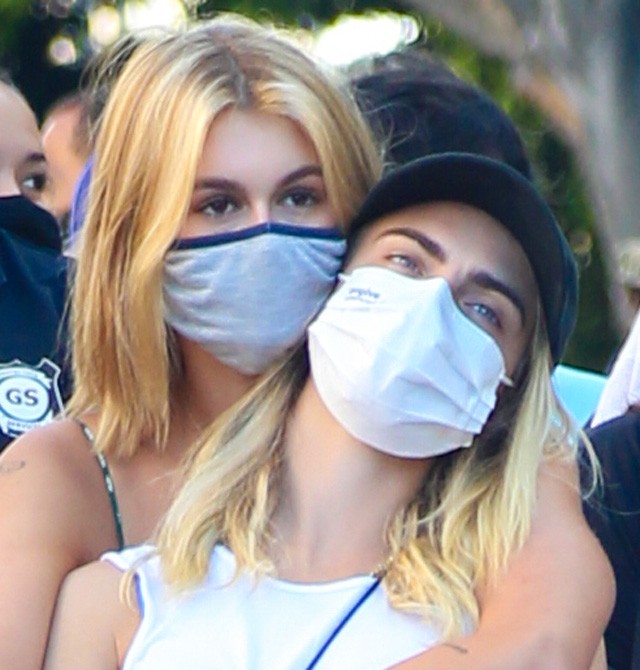 Kaia Gerber és Cara Delevingne elég bizarr közös tetoválást csináltatott