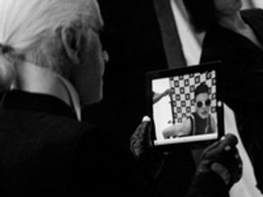 A nap képe: Lagerfeld iPaddel dolgozik