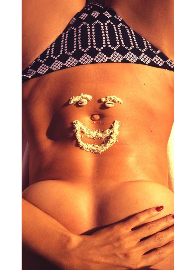 Heidi Klum topless fotózza magát napozás közben