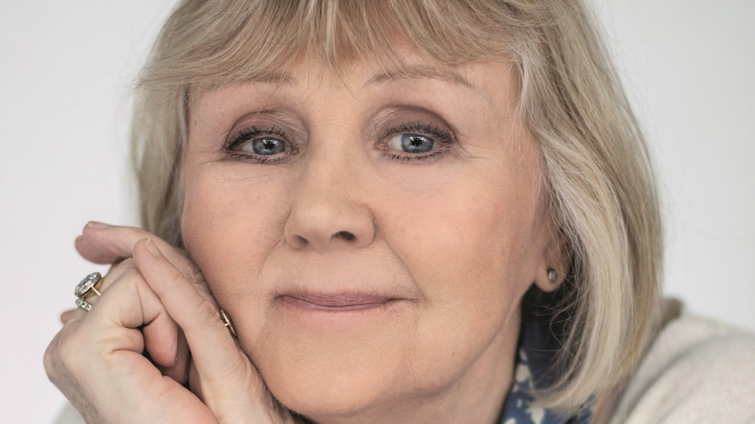 Halász Judit számára a színpad és a gyerekeknek adott koncertek jelentik az élet értelmét - Smink: Titkos Bernadett Haj: Radván Simon Kötött pulóver MASSIMO DUTTI Sál saját