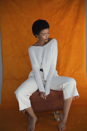 Pulóver AMERICAN VINTAGE, fülbevaló PD PAOLA, nadrág SYSTEM ACTION, öv MALAHIERBA