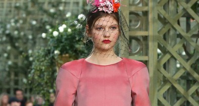 Elképesztő fejdíszek a Chanel bemutatóján! Mutatjuk a kedvenceinket!