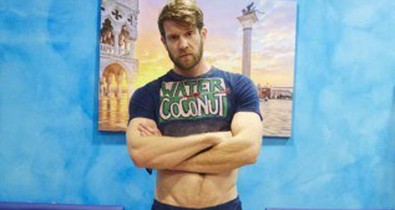 Melegpornós meztelenkedik a divatmárka kampányában