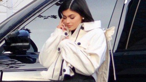 Kylie Jenner először ment utcára a szülése óta! Ilyen bomba formában van!