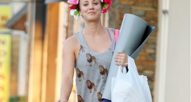 Az Agymenők sztárja virágkoronában edz