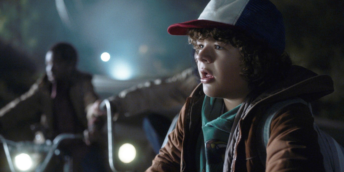 Gaten Matarazzo alakítja Dustin Hendert a sorozatban.