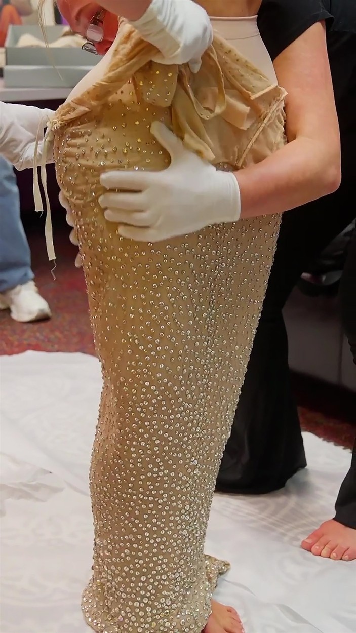 Mutatjuk, hogyan tette tönkre Kim Kardashian Marilyn Monroe 5 millió dolláros ruháját