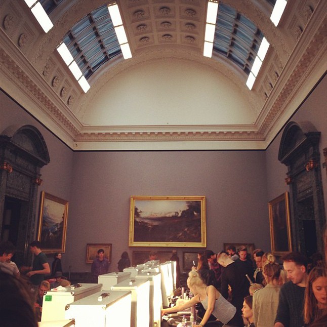 Jonathan Saunders backstage a csodás Tate Modern múzeumban.