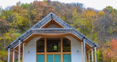 Pihend ki a mindennapok fáradalmait mesebeli környezetben: megnyitott a Boglya Ökoház!