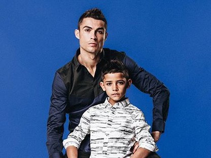 Túl szexi, túl cuki: Cristiano Ronaldo kisfiával állt a kamerák elé
