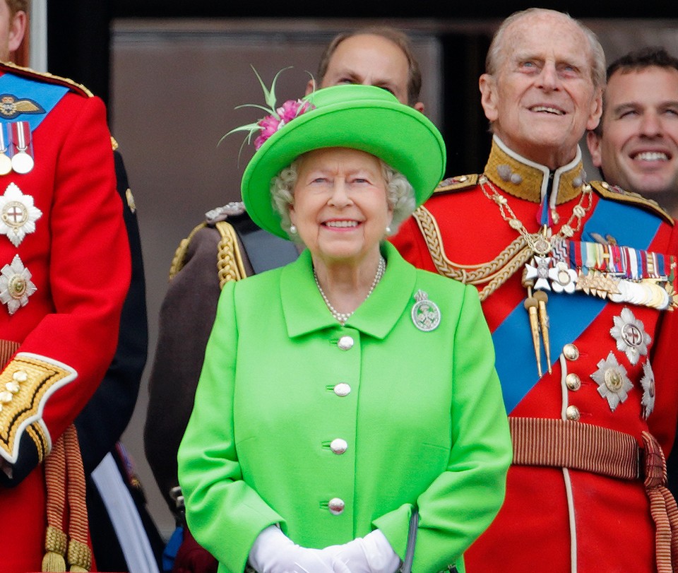  II. Erzsébet limezöld ruhában a 90. születésnapját ünneplő légi parádén
