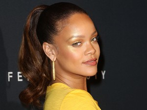 Rihanna mellmutogató, kötözött kanárinak öltözött