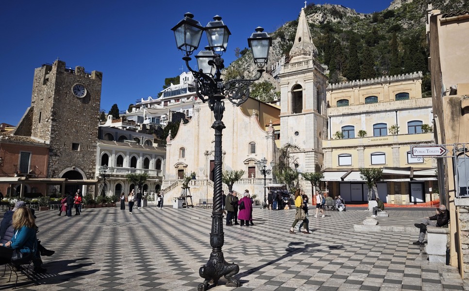 Taormina főterén könnyű a lelassulás és a dolce vita életérzés élvezete