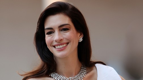 Anne Hathaway meztelenruhájától azonnal zavarba jössz: az átlátszó darabban a mellbimbóját is megvillantotta